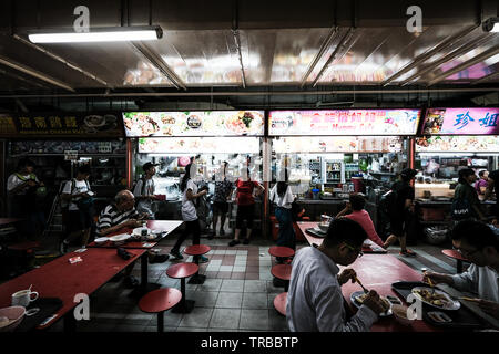 La gente del posto mangia all'Hawker Center, Singapore Foto Stock