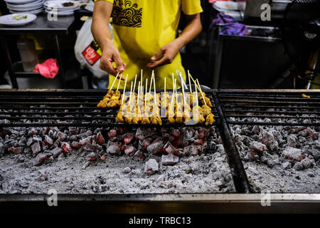 Local Singaporian Satay grill a una pressione di stallo di cibo nei giardini dalla baia, Singapore Foto Stock