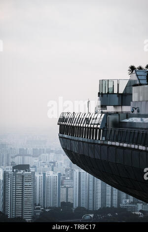 Immagine futuristica dell'Hotel Marina Bay Sands dalla piscina, Singapore Foto Stock