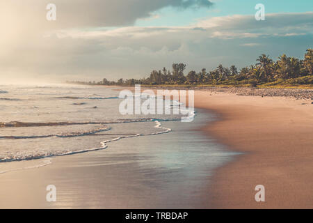 Bellissimo tramonto sulla spiaggia tropicale con cielo e nuvole per viaggiare in vacanza tempo di relax. Cielo sabbia mare concetto, tramonto colori nuvole, orizzonte. Foto Stock