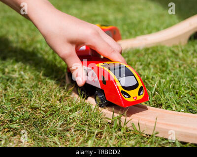 Bambini che giocano con un giocattolo di legno Brio-style vergine treno pendolino Foto Stock