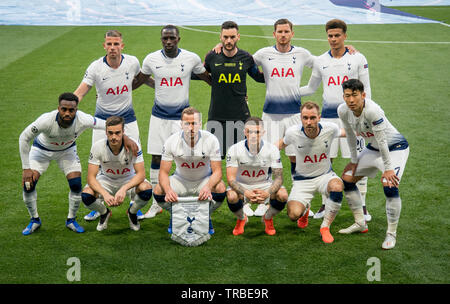 Madrid, Spagna. Il 1 giugno 2019. Madrid, Spagna. Il 1 giugno, 2019. Spinge una foto del team (bancata posteriore l-r) Toby Alderweireld, Moussa Sissoko, portiere Hugo Lloris, Jan Vertonghen e dele Alli (fila anteriore l-r) Danny Rose, Harry Winks, Harry Kane, Kieran Trippier, Christian Eriksen & Figlio Heung-Min di speroni durante la finale di UEFA Champions League match tra Tottenham Hotspur e Liverpool presso il Metropolitano Stadium (Stadio Metropolitano), Av. de Luis Aragons, 4, 28022 Madrid, Spagna il 1 giugno 2019. Foto di Andy Rowland. Credito: prime immagini multimediali/Alamy Live News Credit: prime immagini multimediali/Alamy Live News Foto Stock