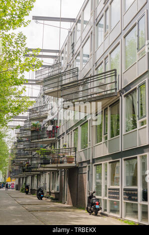 Oost di Amsterdam. Il lato est quartieri. Una vista della facciata di una casa con un insolito balcone. Il balcone di ogni camera appeso sulle travi metalliche. Architettura moderna. Ver Foto Stock