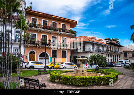 Scena di strada con il vecchio buuildings coloniale in el Casco Viejo di Panama City Foto Stock