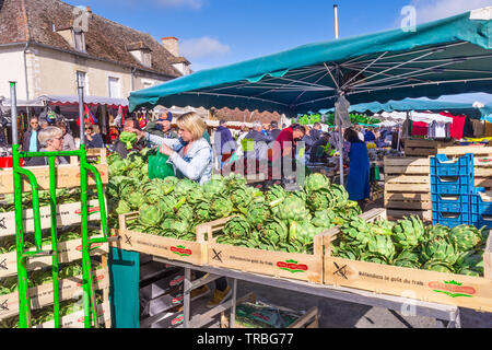 Carciofi in vendita il giorno di mercato a Les Hérolles, Vienne, in Francia. Foto Stock