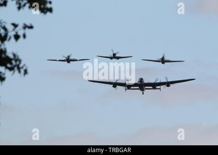 Bombardiere Lancaster , 2 uragani & uno Spitfire battenti formazione Foto Stock