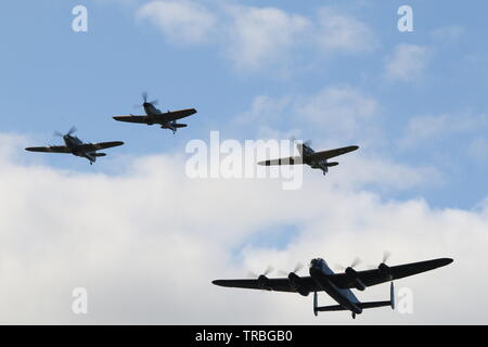 Bombardiere Lancaster , 2 uragani & uno Spitfire battenti formazione Foto Stock