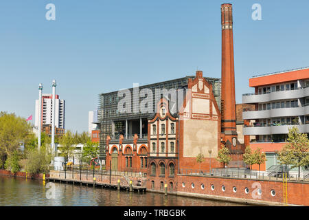 Berlino, Germania - 18 Aprile 2019: fiume Sprea e Radialsystem V culturale e centro eventi. Berlino è la capitale e la città più grande della Germania da entrambe Foto Stock