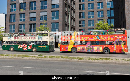 Berlino, Germania - 18 Aprile 2019: turisti visitano la East Side Gallery on Hop On Hop Off Gita turistica della città di autobus. Berlino è la capitale e la più grande ci Foto Stock