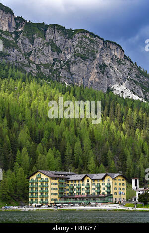 Grand Hotel Misurina accanto al Lago di Misurina nelle bellissime Dolomiti, il lago naturale più grande del Cadore regione, Dolomiti, Veneto, Italia. Foto Stock