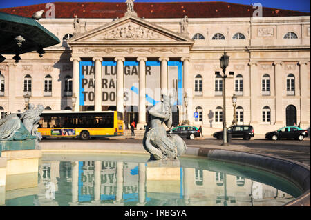 Lisbona, Portogallo - 14 febbraio: Statua che si trova nella parte anteriore di Dona Maria II Teatro Nazionale di Lisbona il 14 febbraio 2019. Foto Stock