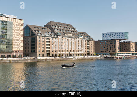 Berlino, Germania - 18 Aprile 2019: moderni edifici per uffici e hotel nhow lungo il fiume Spree. Berlino è la capitale e la città più grande della Germania da entrambe Foto Stock