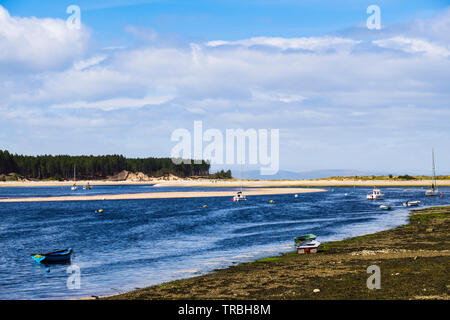 Barche ormeggiate nel fiume di marea estuario a Findhorn Bay Harbor. Findhorn, murene, Scozia, Regno Unito, Gran Bretagna Foto Stock