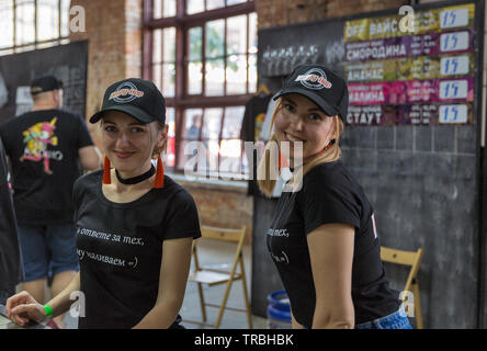 Kiev, Ucraina - 18 Maggio 2019: i baristi lavorano alla birreria Happy-Hop stand durante Kyiv Festa della Birra vol. 4 in arte Zavod Platforma. Più di 60 craft b Foto Stock