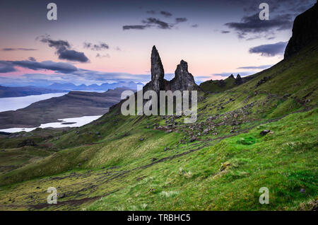 Il vecchio uomo di Storr fotografato dopo il tramonto.famosa formazione rocciosa, iconico punto di riferimento e di turisti attrazione sull isola di Skye,Scozia.maestoso paesaggio. Foto Stock