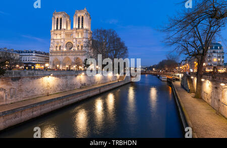 Vista serale della Cattedrale di Notre Dame, Parigi Francia, durante l'inverno dall'argine della Senna. Foto Stock