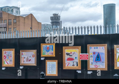 London, Regno Unito - 05 Marzo 2019: Kid foto su una strada a Londra, Inghilterra. Foto Stock