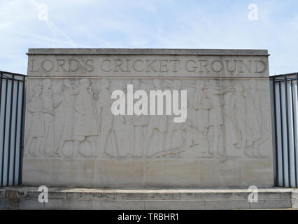 Londra, Regno Unito. 1 giugno 2019. Sculturtural Bas Relief Frieze fuori Lords cricket Ground che mostra i ceci con le ceneri. Foto Stock