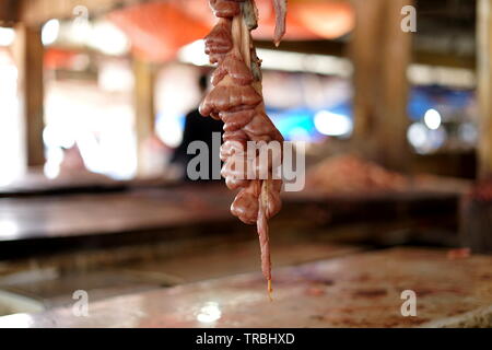 Intestini di vacca per la vendita in macelleria Foto Stock