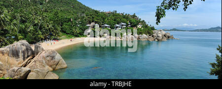 Vista panoramica ampia immagine pittoresco luogo paradisico con tranquilla baia blu turchese, pietre spiaggia sabbiosa, nessuna gente sulla spiaggia di Lamai Foto Stock