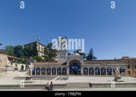 Udine, Italia - Piazza della Libertà (Piazza della Libertà) con l'appeso bandiere delle nazioni del 2019 U21 il campionato europeo di calcio Foto Stock