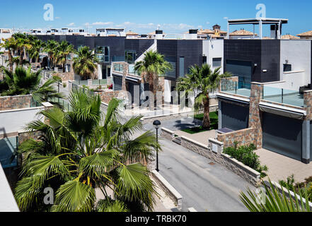 Strada divide simile in una fila moderno esclusivo spagnolo di ville di lusso a due piani e case residenziali nuovi appartamenti in Torrevieja località turistica Città Foto Stock