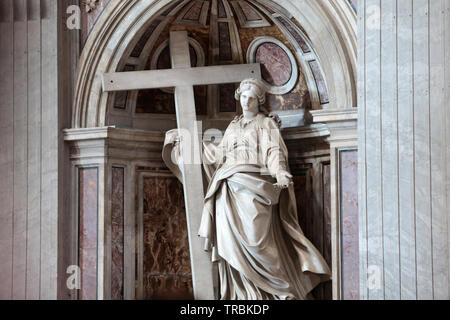 Saint Helena statua. Imperatrice romana, moglie di Costanzo e madre di Costantino. La Basilica di San Pietro. Roma. Italie. Foto Stock