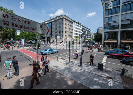 Duesseldorf, Germania. Königsalle e centro shopping Köbogen. Foto Stock