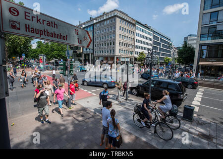 Duesseldorf, Germania. Königsalle e centro shopping Köbogen. Foto Stock