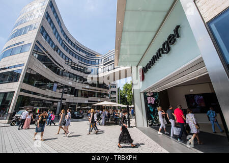 Duesseldorf, Germania. Königsalle e centro shopping Köbogen. Foto Stock