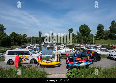 Duesseldorf, Lörick Harbour, gruppo di piloti in kayak, Germania Foto Stock