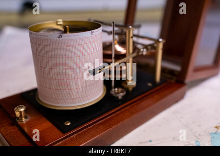 Vintage barografi marino con coperchio aperto in piedi su una mappa di navigazione Foto Stock