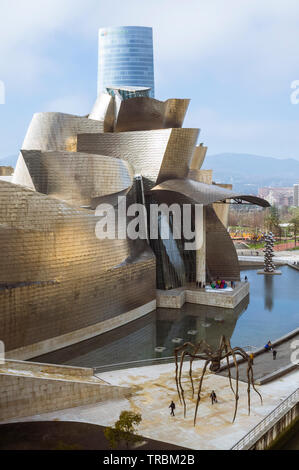 Bilbao Biscay, Paesi Baschi, Spagna : Vista generale del Guggenheim il museo di arte moderna e contemporanea progettato dall architetto Frank Gehry alongsi Foto Stock