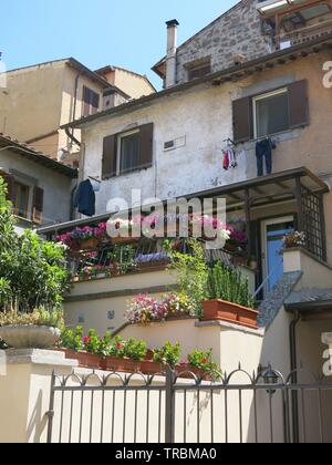 Vista della tipica architettura italiana e le vecchie case nel centro storico di Bagnaia, vicino a Viterbo nel Lazio, Italia centrale Foto Stock