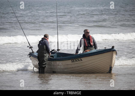 Barca da pesca entrando a Saltburn sulla North Yorkshire costa. Regno Unito Foto Stock
