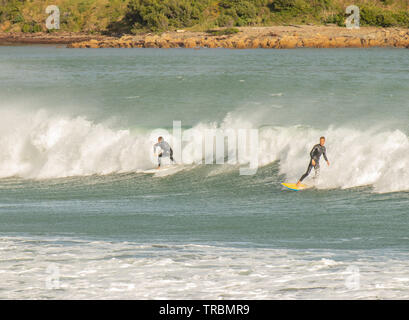 Surf in direzioni opposte Foto Stock