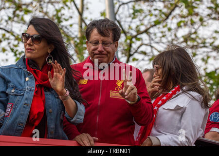 I giocatori e la gestione del Liverpool Football Club Visto su di un autobus aperto sul tetto sfilando il Champions League Trophy attraverso le strade di Liverpool su Foto Stock