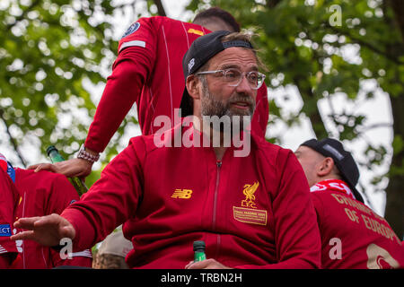 I giocatori e la gestione del Liverpool Football Club Visto su di un autobus aperto sul tetto sfilando il Champions League Trophy attraverso le strade di Liverpool su Foto Stock