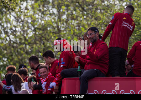 I giocatori e la gestione del Liverpool Football Club Visto su di un autobus aperto sul tetto sfilando il Champions League Trophy attraverso le strade di Liverpool su Foto Stock