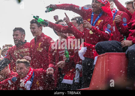 I giocatori e la gestione del Liverpool Football Club Visto su di un autobus aperto sul tetto sfilando il Champions League Trophy attraverso le strade di Liverpool su Foto Stock