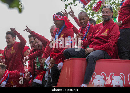 I giocatori e la gestione del Liverpool Football Club Visto su di un autobus aperto sul tetto sfilando il Champions League Trophy attraverso le strade di Liverpool su Foto Stock