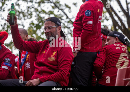 I giocatori e la gestione del Liverpool Football Club Visto su di un autobus aperto sul tetto sfilando il Champions League Trophy attraverso le strade di Liverpool su Foto Stock