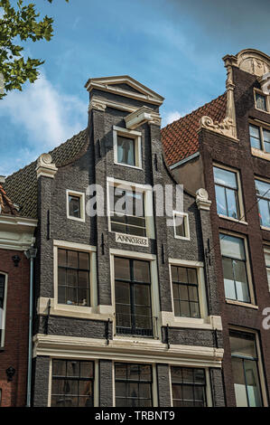 Close-up di facciata decorata su un vecchio edificio in mattoni in Amsterdam. Città con enorme attività culturali, dei canali e dei ponti nei Paesi Bassi. Foto Stock