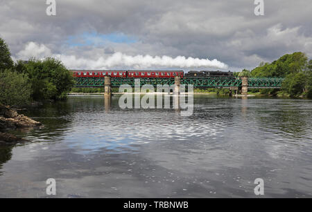 45407 capi oltre il ponte Lochy con il Fort William a Mallaig servizio giacobita. Foto Stock