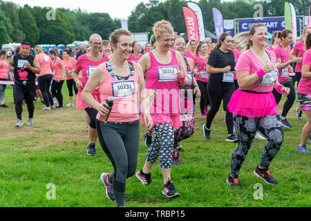 Warrington, Regno Unito. 2 Giugno 2019. Gara per la Vita 2019, Warrington, in aiuto della ricerca sul cancro. La partenza di una delle gare Foto Stock