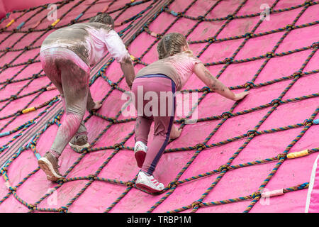 Warrington, Regno Unito. 2 Giugno 2019. Gara per la Vita 2019, Warrington, in aiuto della ricerca sul cancro. I bambini con una rete a salire su una slitta gonfiabile Foto Stock