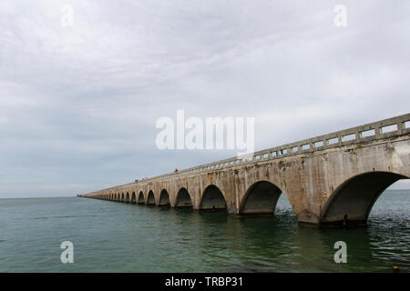 Il Seven Mile Bridge è un famoso ponte in Florida Keys, Stati Uniti, lunga che collega cavaliere del tasto per piccoli tasti di anatra Foto Stock