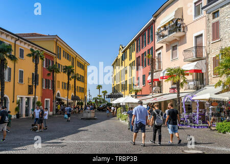 SIRMIONE SUL LAGO DI GARDA, Italia - Settembre 2018: la gente camminare lungo una strada a Sirmione sul Lago di Garda. Foto Stock