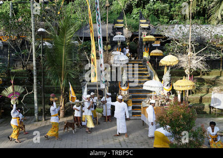 Pura Taman Pancaka Tirta, Bali, Indonesia. 25 Maggio, 2019. Tumpek Landep è un cerimoniale di giorno durante il quale le offerte sono fatte per gli oggetti di metallo. Foto Stock