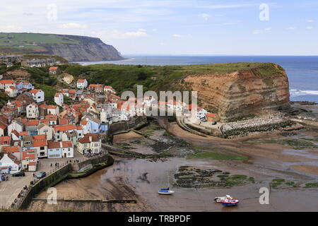 Staithes cittadina e Cowbar Nab dal modo di Cleveland, Borough di Scarborough, North Yorkshire, Inghilterra, Gran Bretagna, Regno Unito, Gran Bretagna, Europa Foto Stock